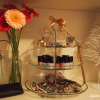 Interior decor ideas: cake stand repurposed( jewelry, nail polish and perfume stand)